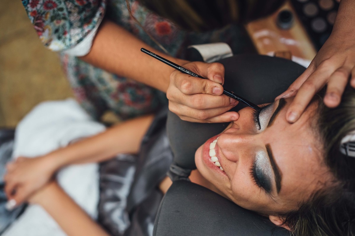 noiva sorrindo durante o making of