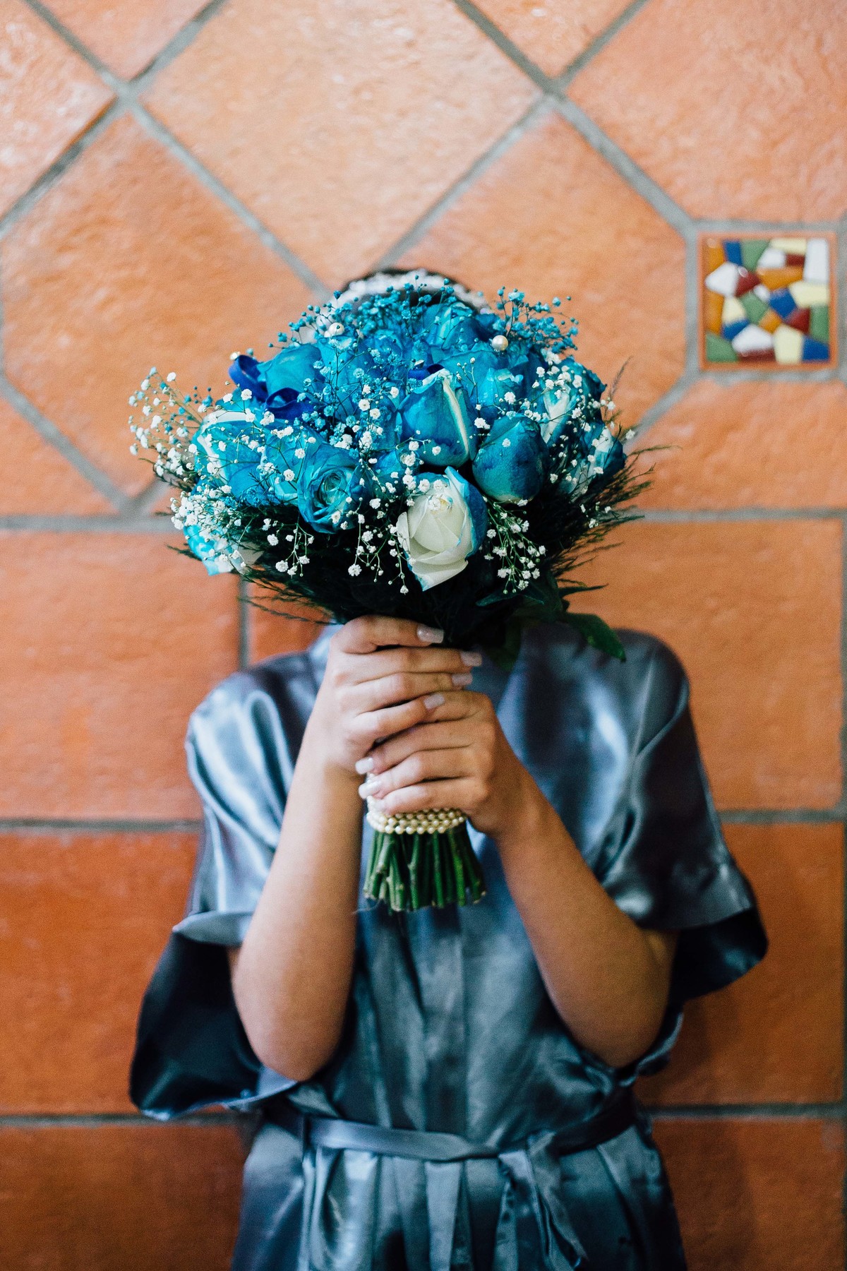 noiva segurando o buque azul em uma foto criativa