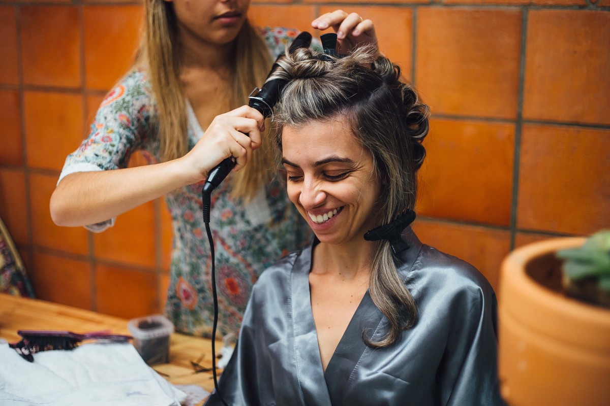 making of da noiva arrumando o cabelo e sorrindo