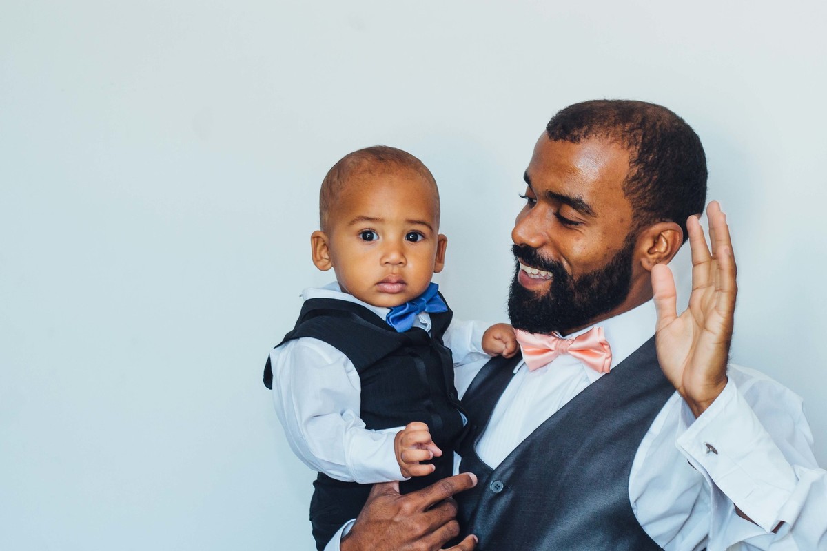 making of do noivo segurando o sobrinho no colo e sorrindo