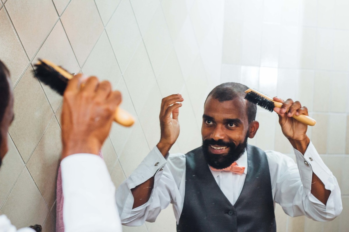 making of do noivo arrumando o cabelo