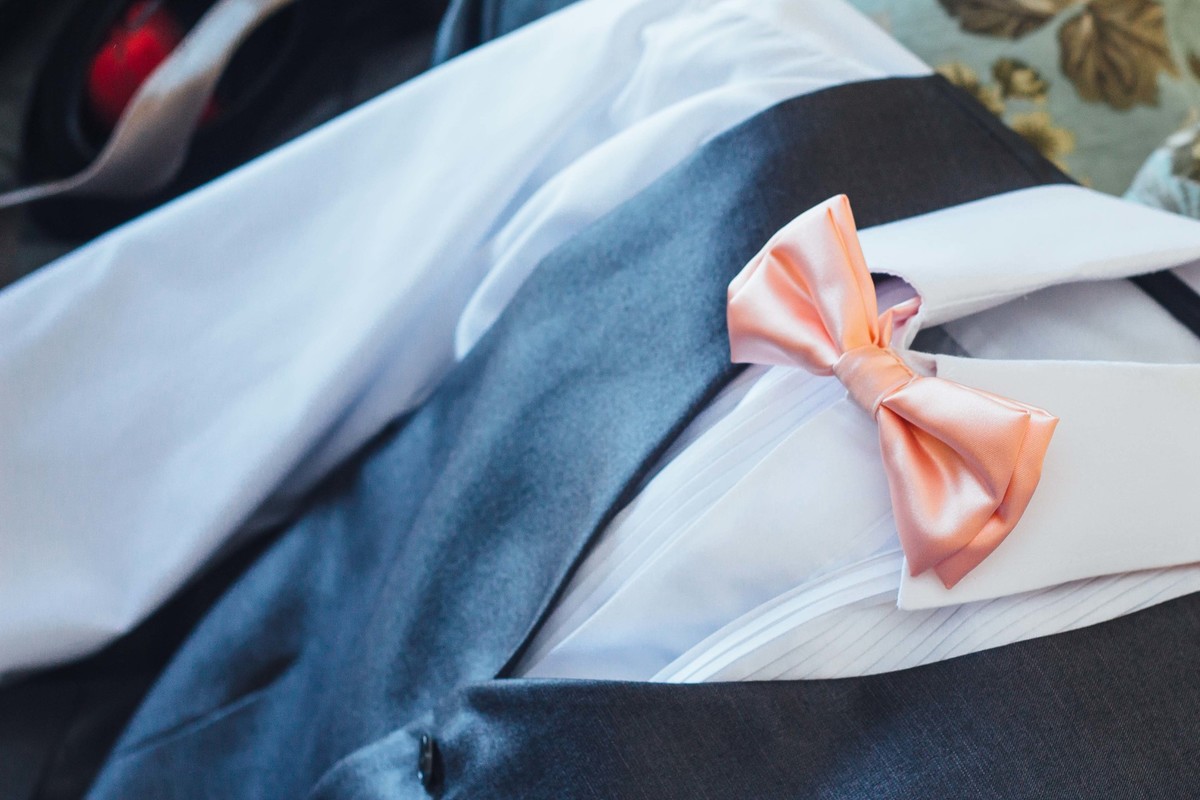 roupa do noivo encima