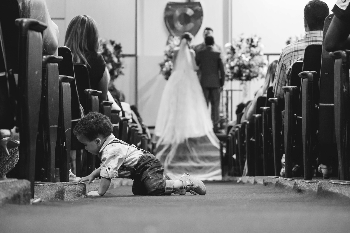 criança engatinhando na frente da noiva durante a cerimonia