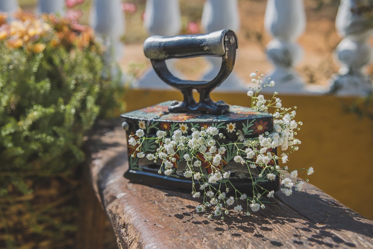 detalhes de ornamentação uma criativa ideia com um ferro velho e flores