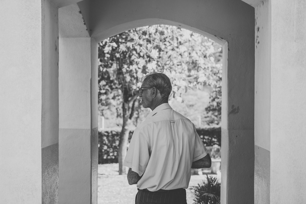 retrato de um senhor em preto e branco