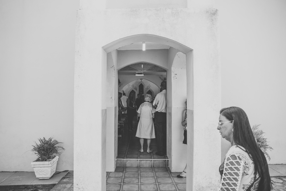 Dona Marieta entrando na igreja acompanhado pelo filho