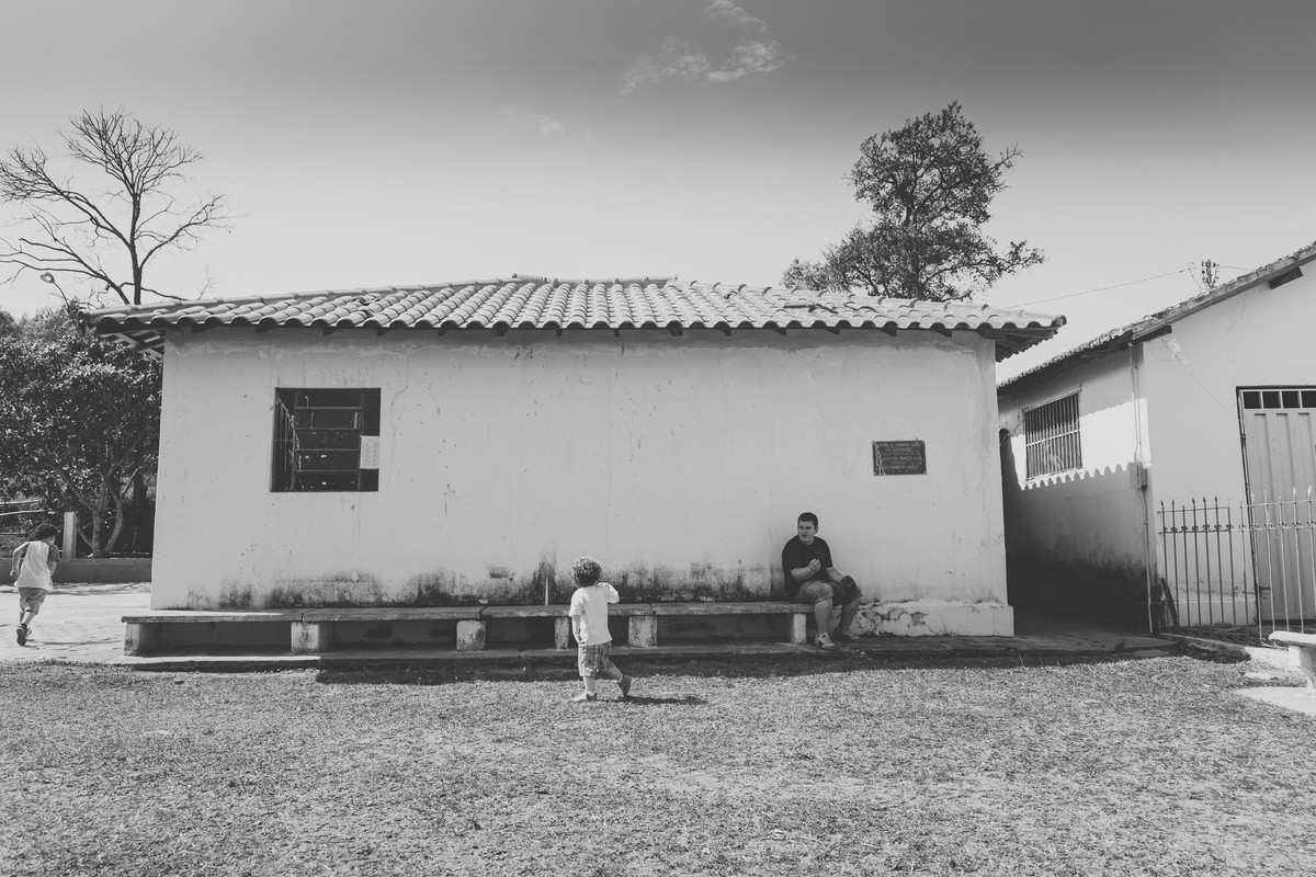 crianças correndo e se divertindo no gramado da igreja
