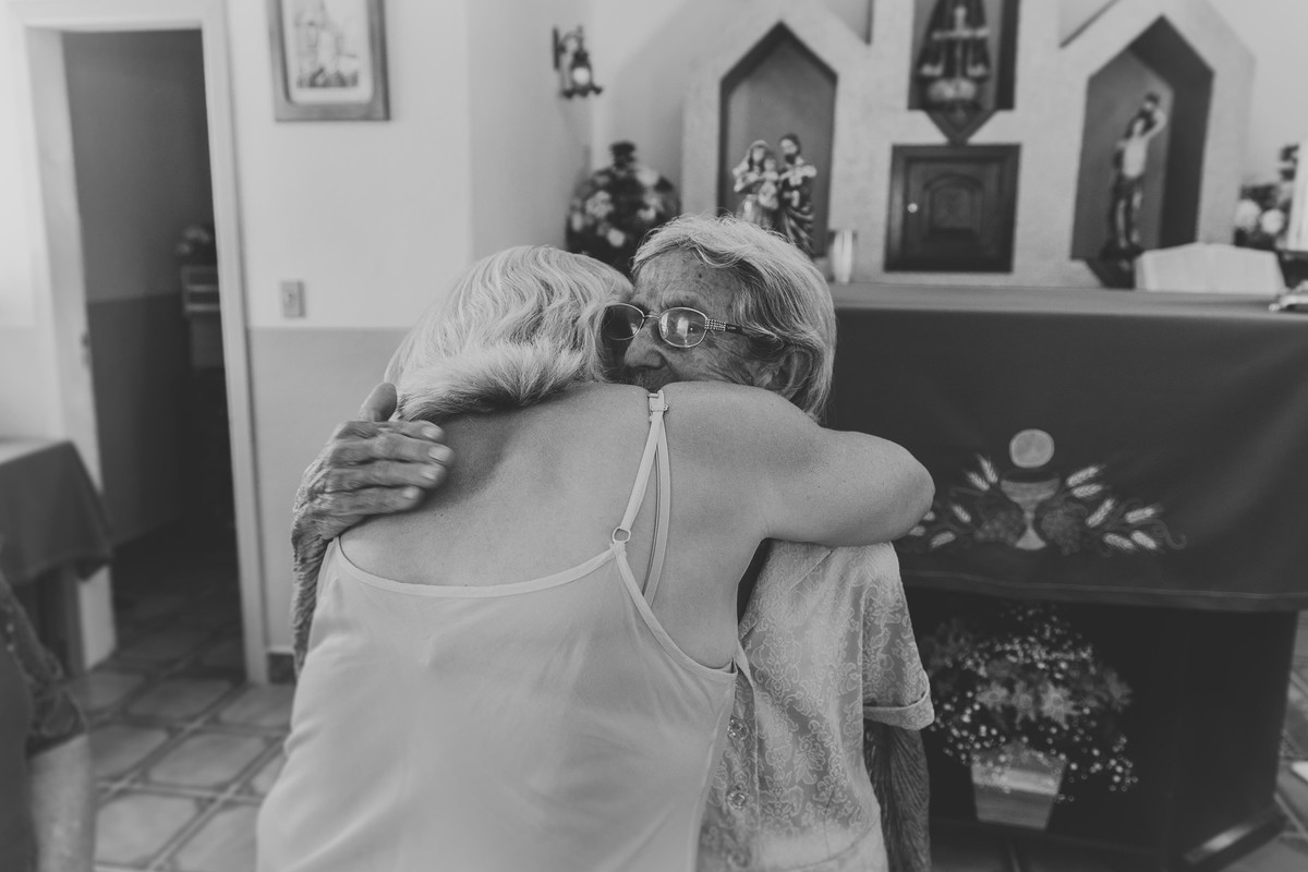 Comprimentos de aniversário dentro da igreja