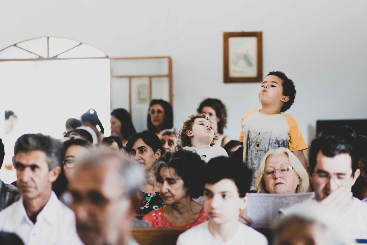 Crianças brincando dentro da igreja durante a cerimonia