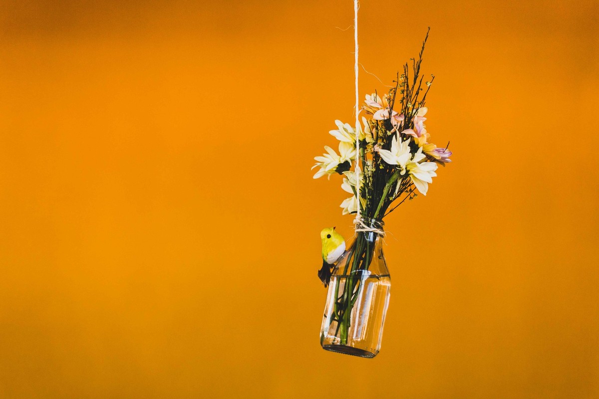 decoração criativa para casamento e aniversário com garrafa de vidro e flores