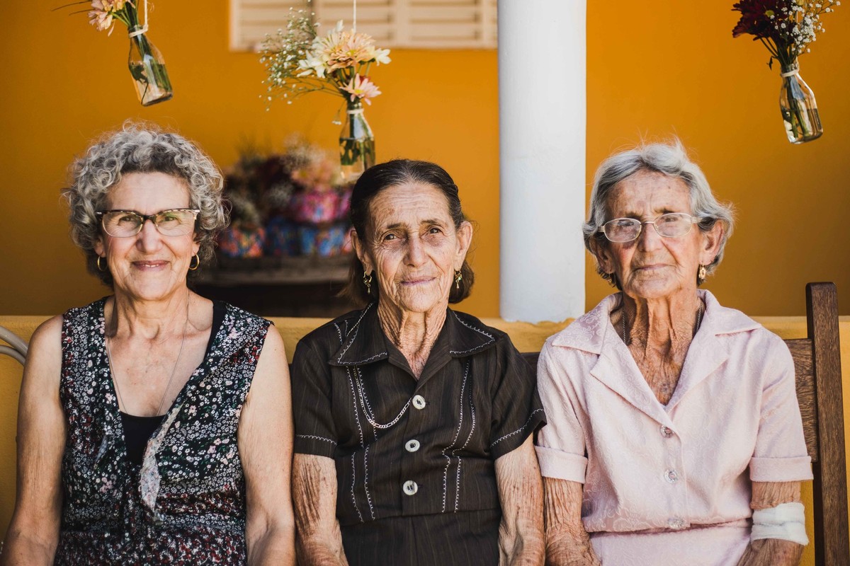retrato de familia com várias senhoras