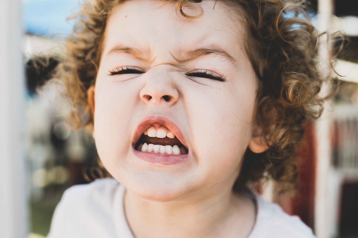 retrato de criança fazendo careta o fotografo de aniversário se divertiu muito
