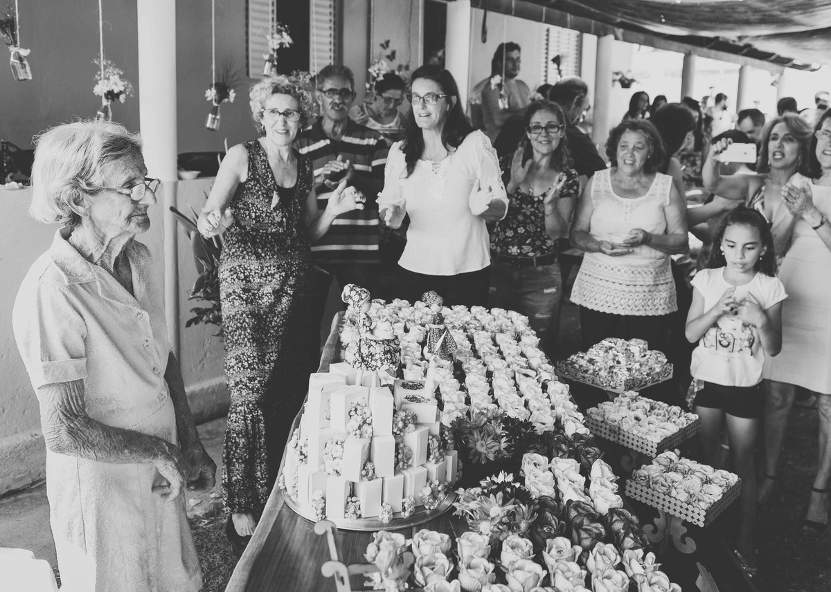 mesa de doces recheada de coisas gostosas durante o aniversário
