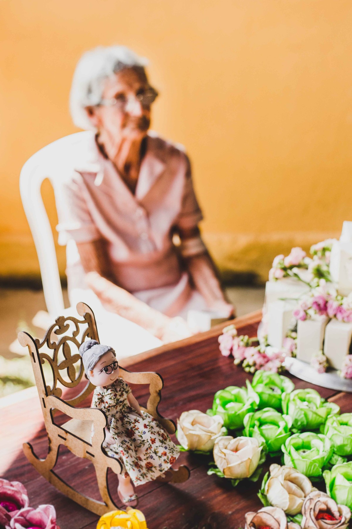 detalhes da festa cadeira de balanço e bonequinha parecida com a aniversáriante