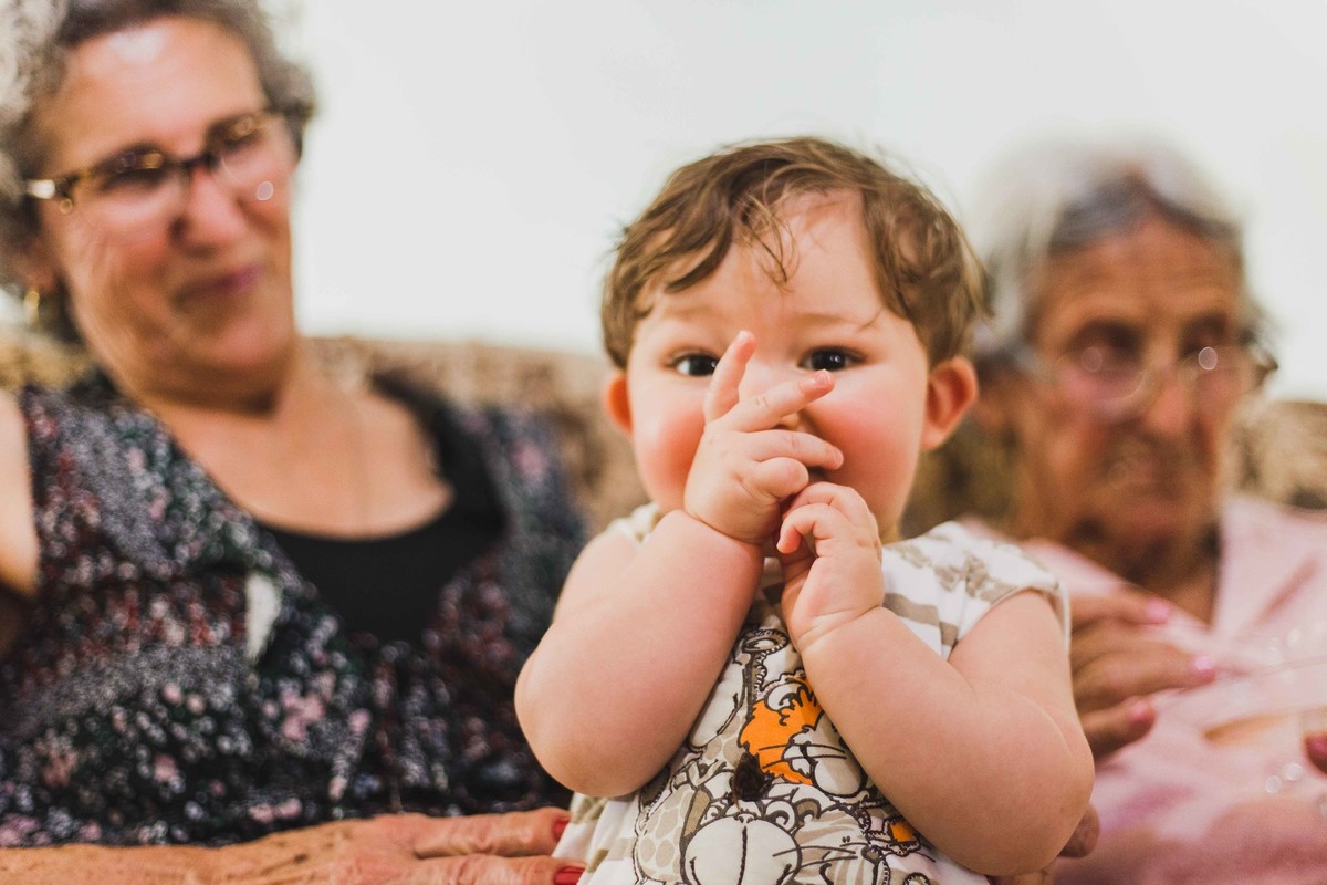 fotografia de criança fazendo brincadeiras