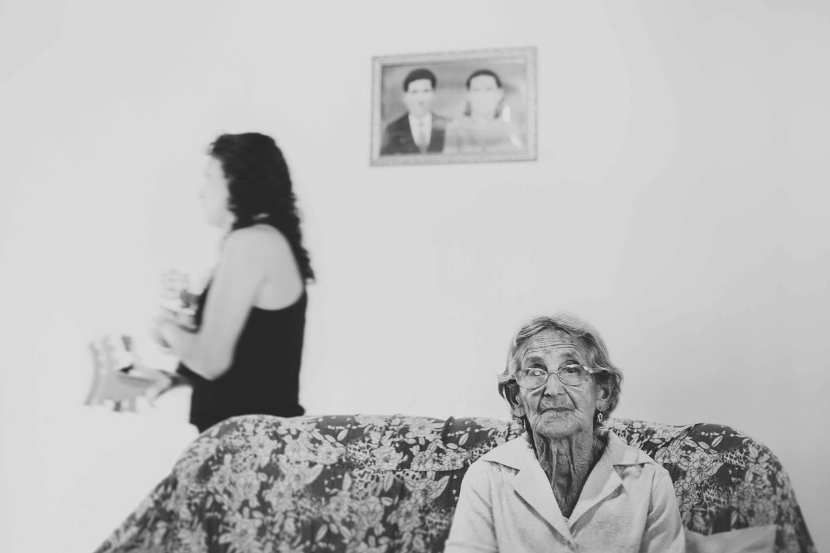 retrato da senhora sentada no sofa