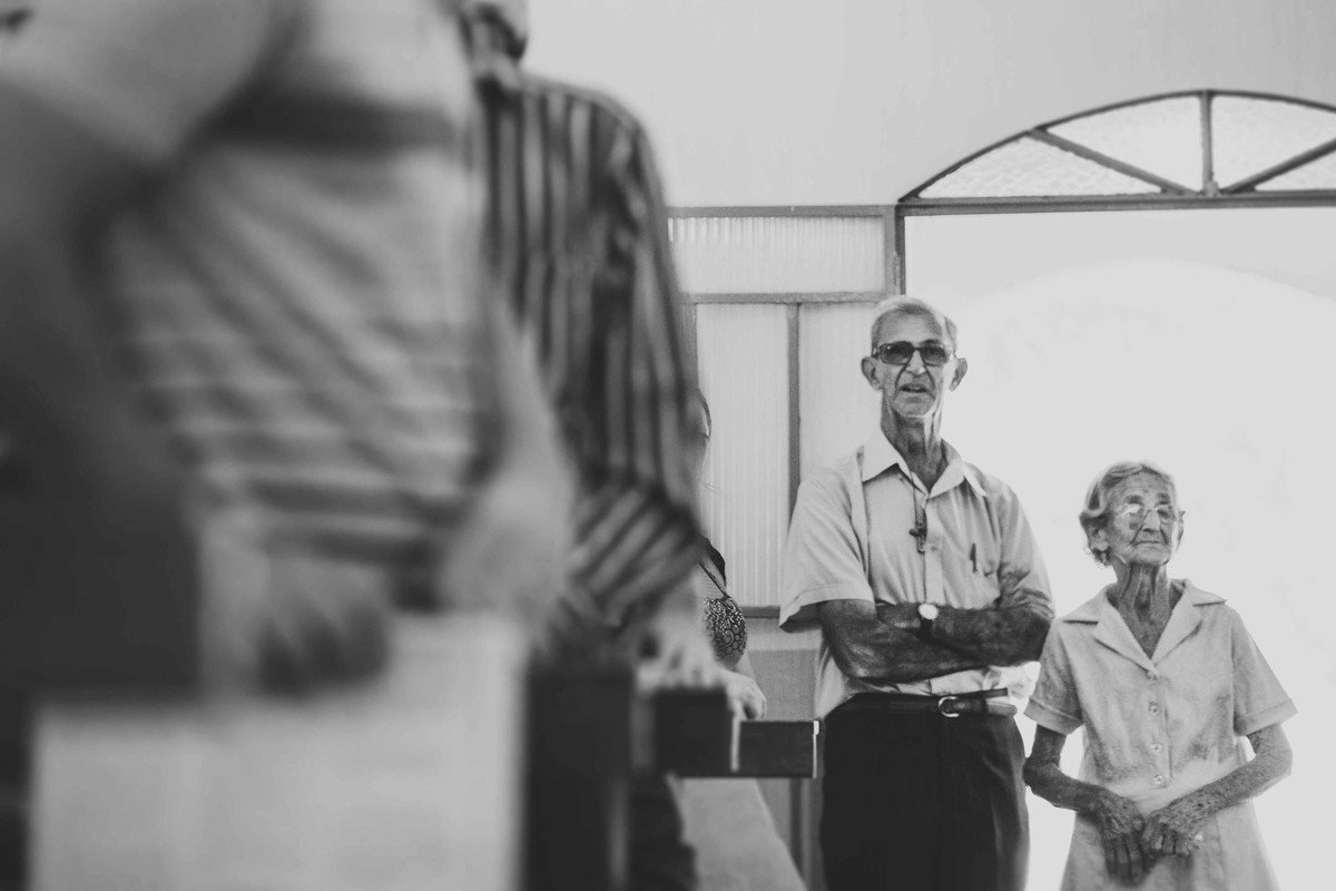Dona Marieta e o filho entrando na igreja