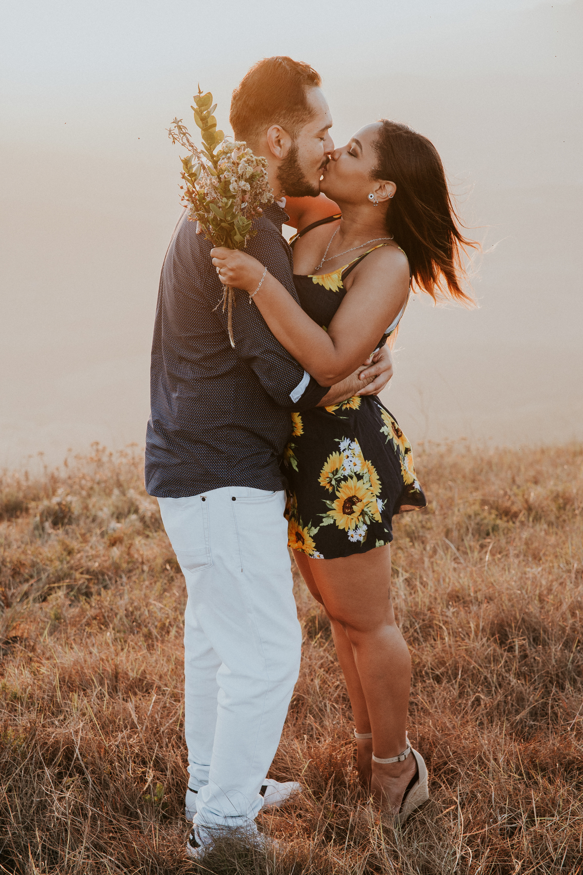 ensaio de pré casamento no topo no mundo no por do sol em Minas Gerais