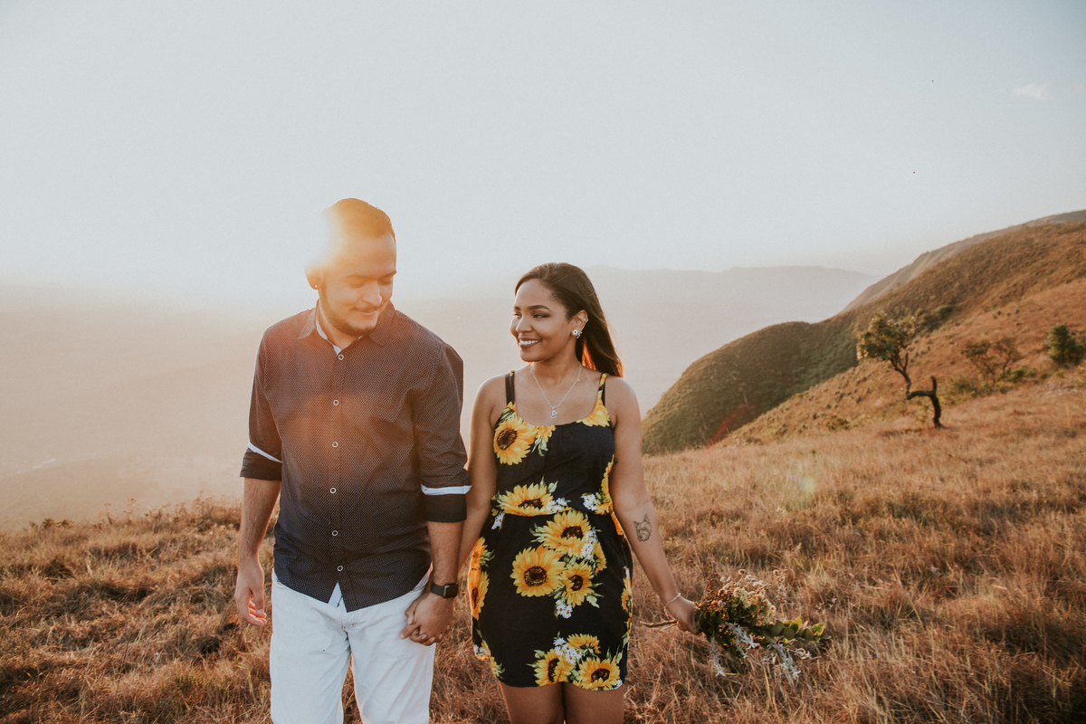 ensaio de pré casamento no topo no mundo no por do sol em Minas Gerais