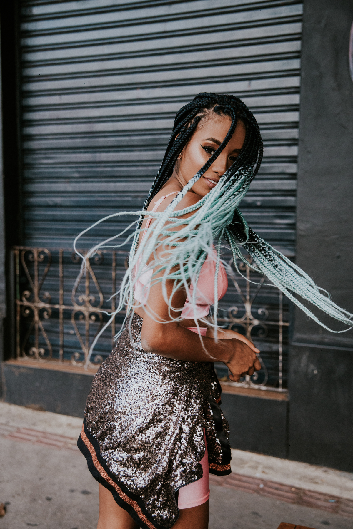 Ensaio feminino em belo horizonte estilo urbano e com tranças afro coloridas