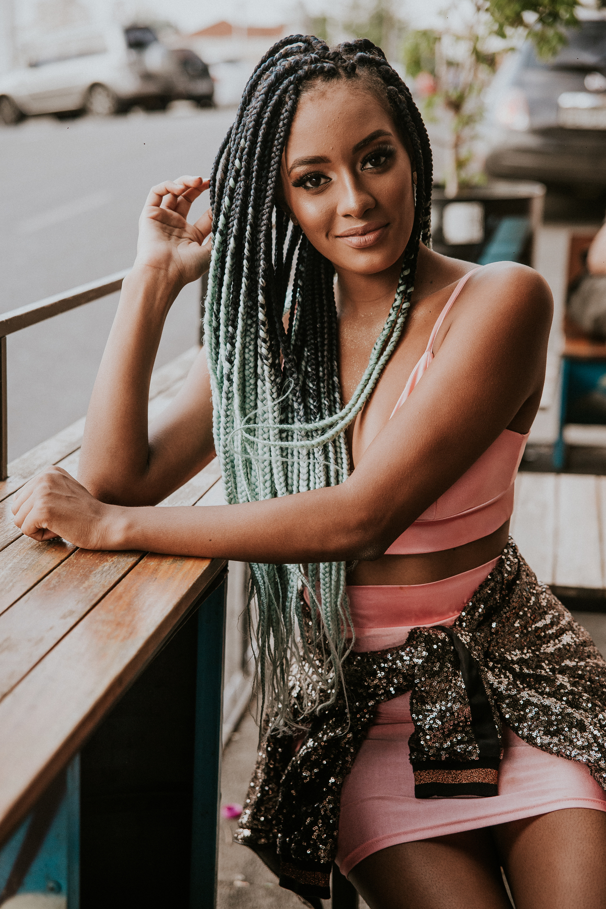 Ensaio feminino em belo horizonte estilo urbano e com tranças afro coloridas