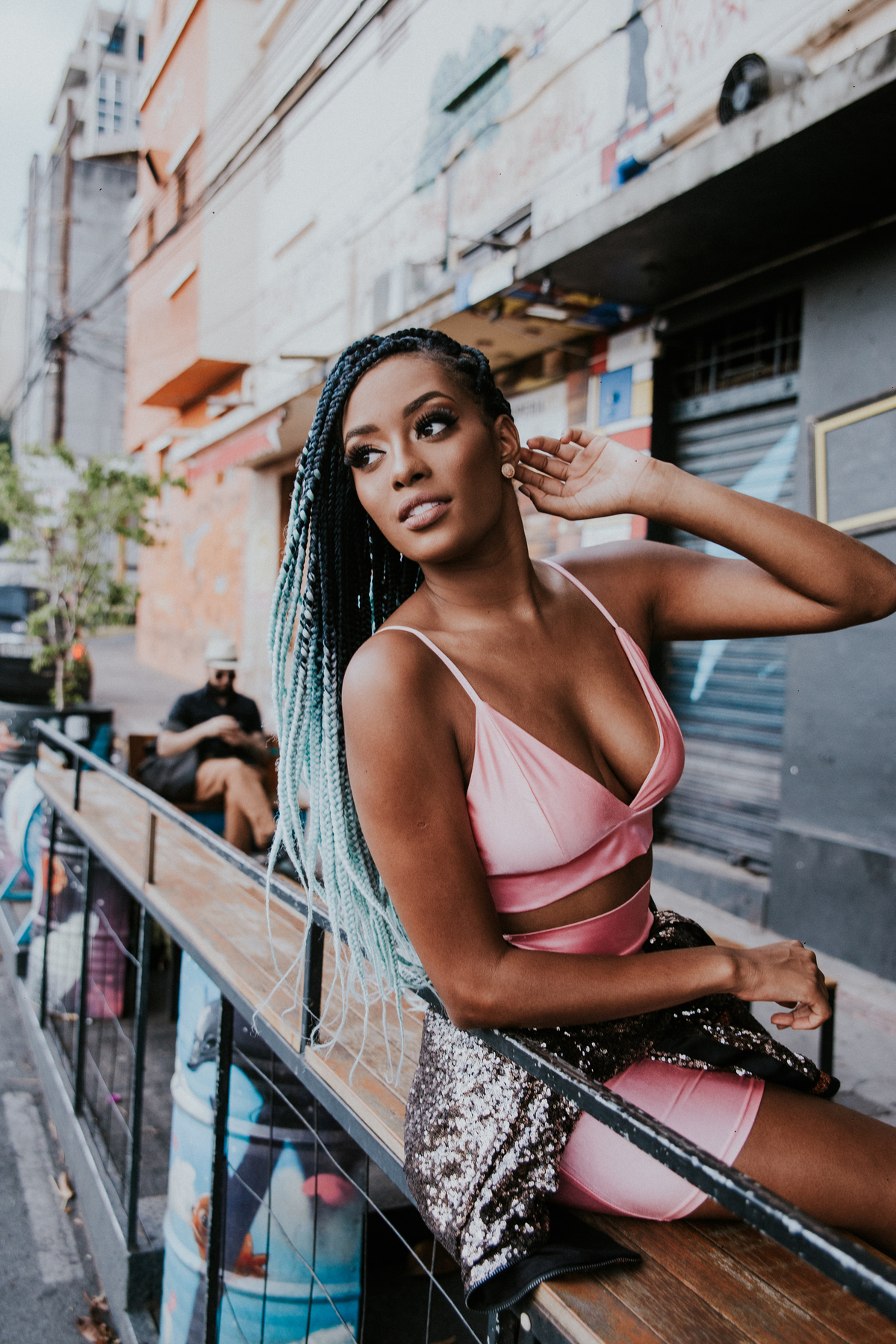 Ensaio feminino em belo horizonte estilo urbano e com tranças afro coloridas