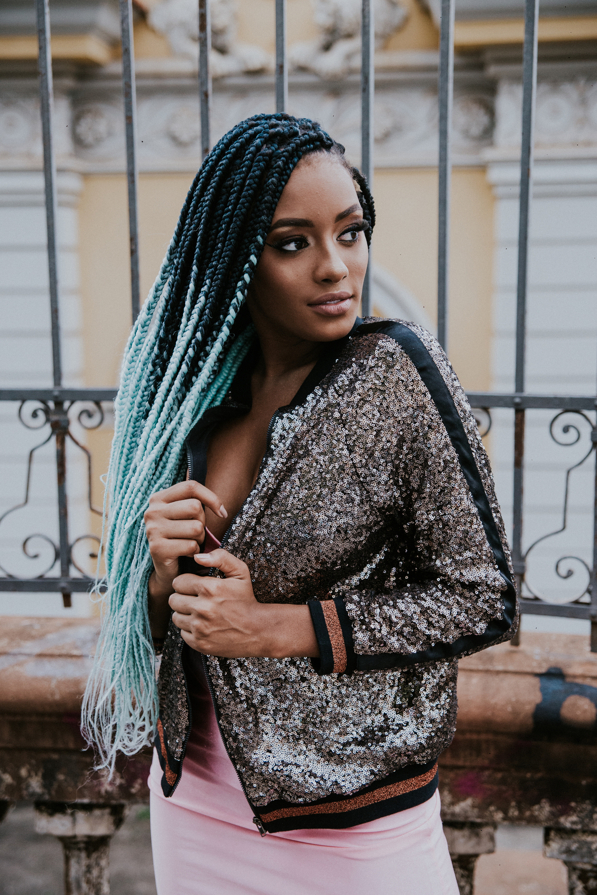 Ensaio feminino em belo horizonte estilo urbano e com tranças afro coloridas