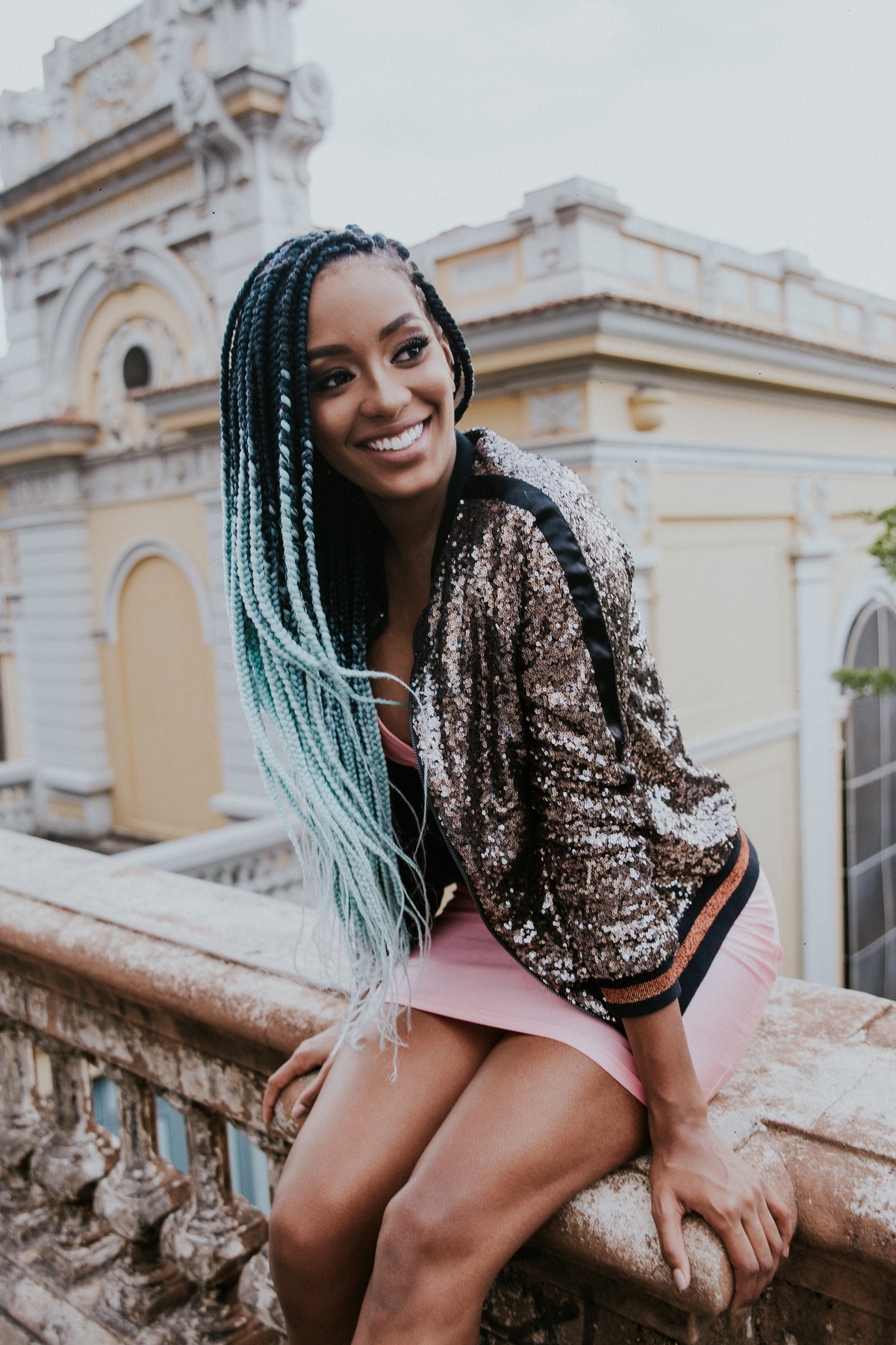 Ensaio feminino em belo horizonte estilo urbano e com tranças afro coloridas
