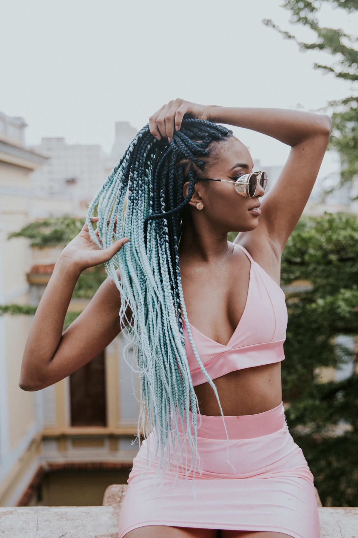 Ensaio feminino em belo horizonte estilo urbano e com tranças afro coloridas