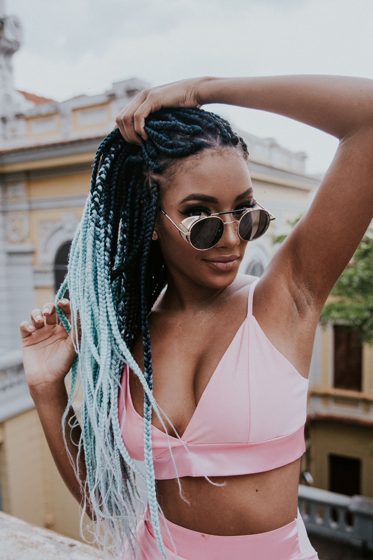 Ensaio feminino em belo horizonte estilo urbano e com tranças afro coloridas