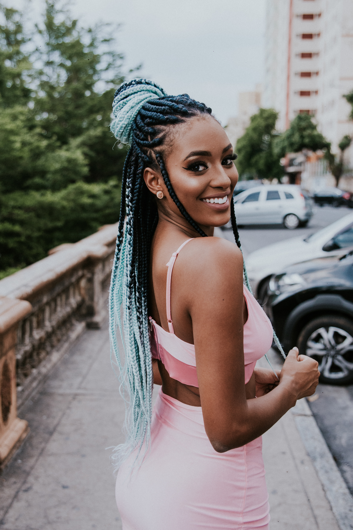 Ensaio feminino em belo horizonte estilo urbano e com tranças afro coloridas