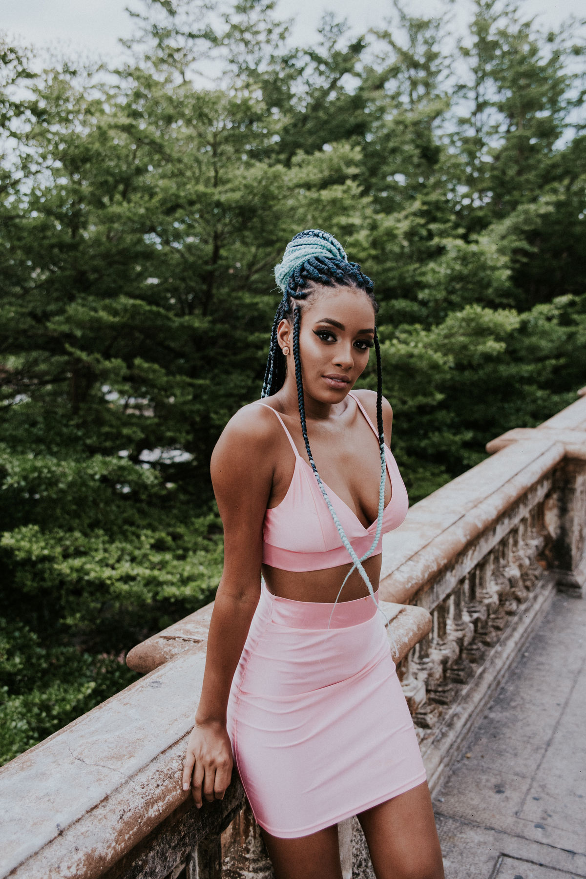 Ensaio feminino em belo horizonte estilo urbano e com tranças afro coloridas