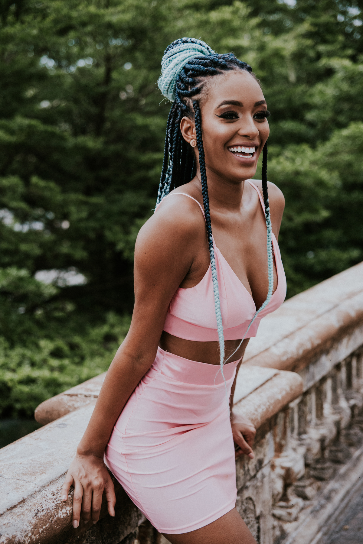 Ensaio feminino em belo horizonte estilo urbano e com tranças afro coloridas