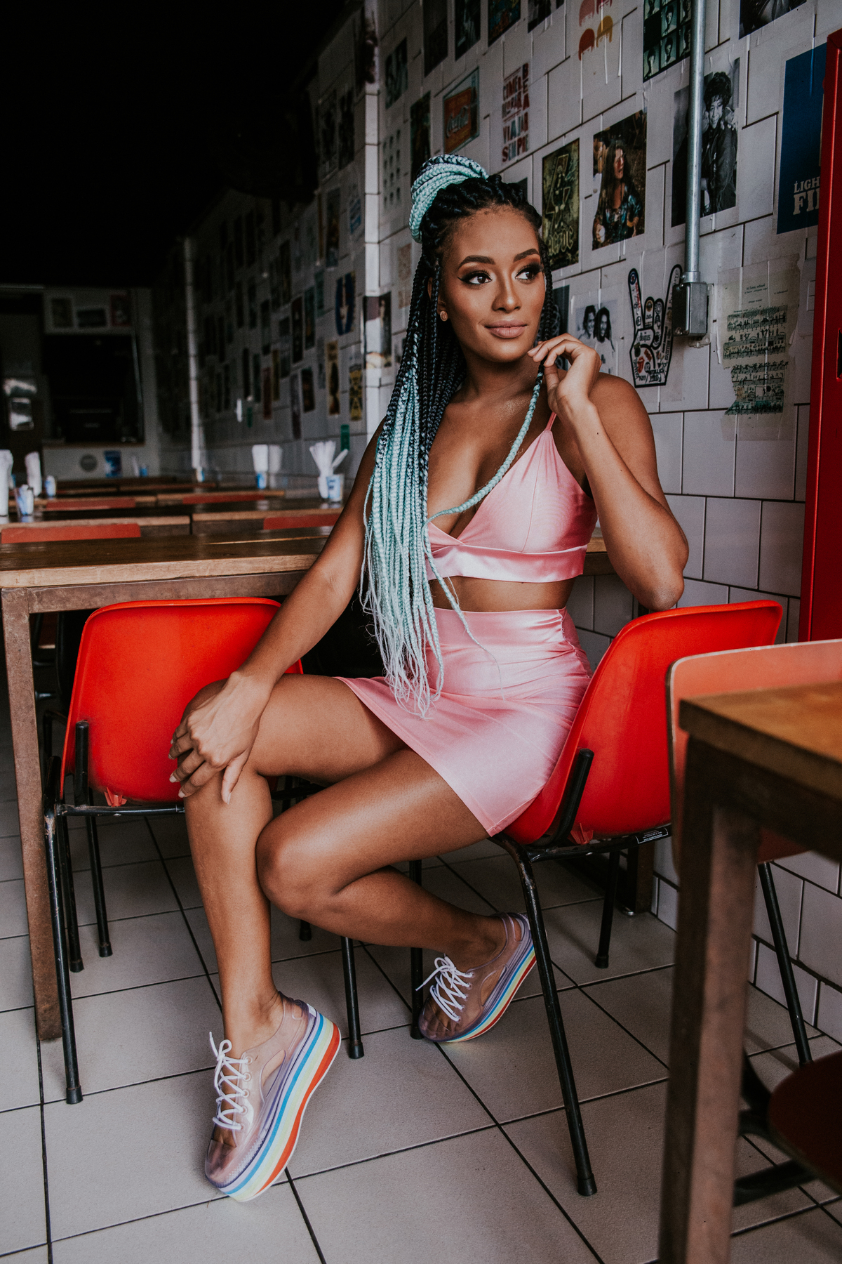 Ensaio feminino em belo horizonte estilo urbano e com tranças afro coloridas
