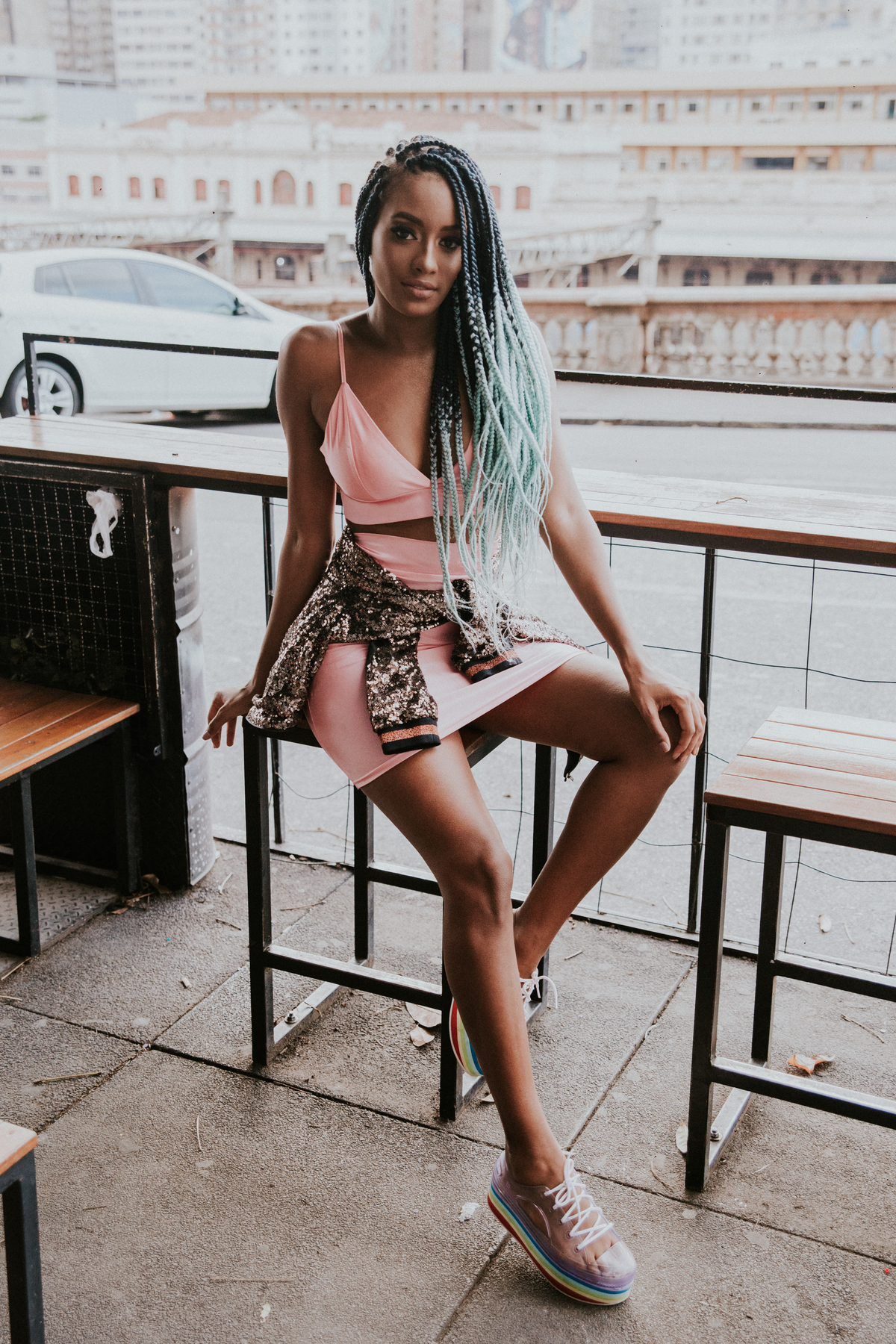Ensaio feminino em belo horizonte estilo urbano e com tranças afro coloridas