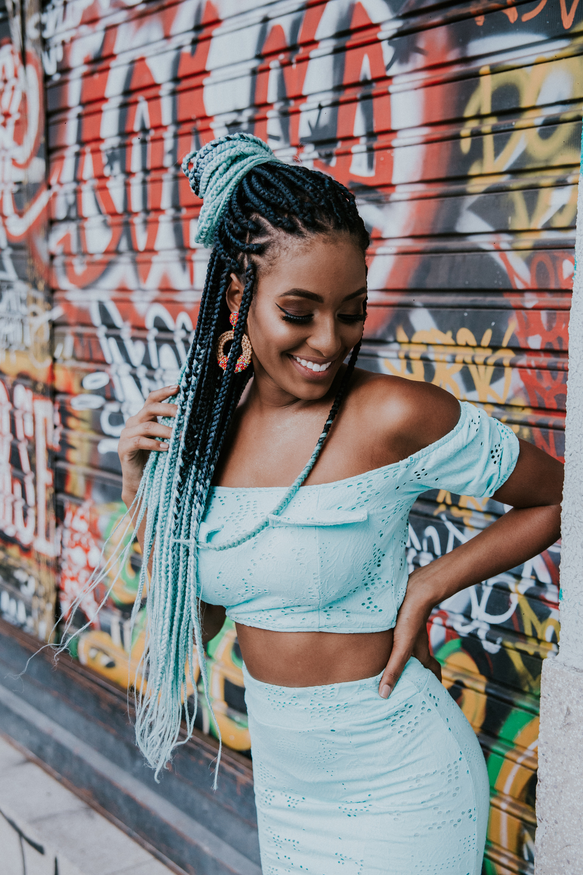 Ensaio feminino em belo horizonte estilo urbano e com tranças afro coloridas