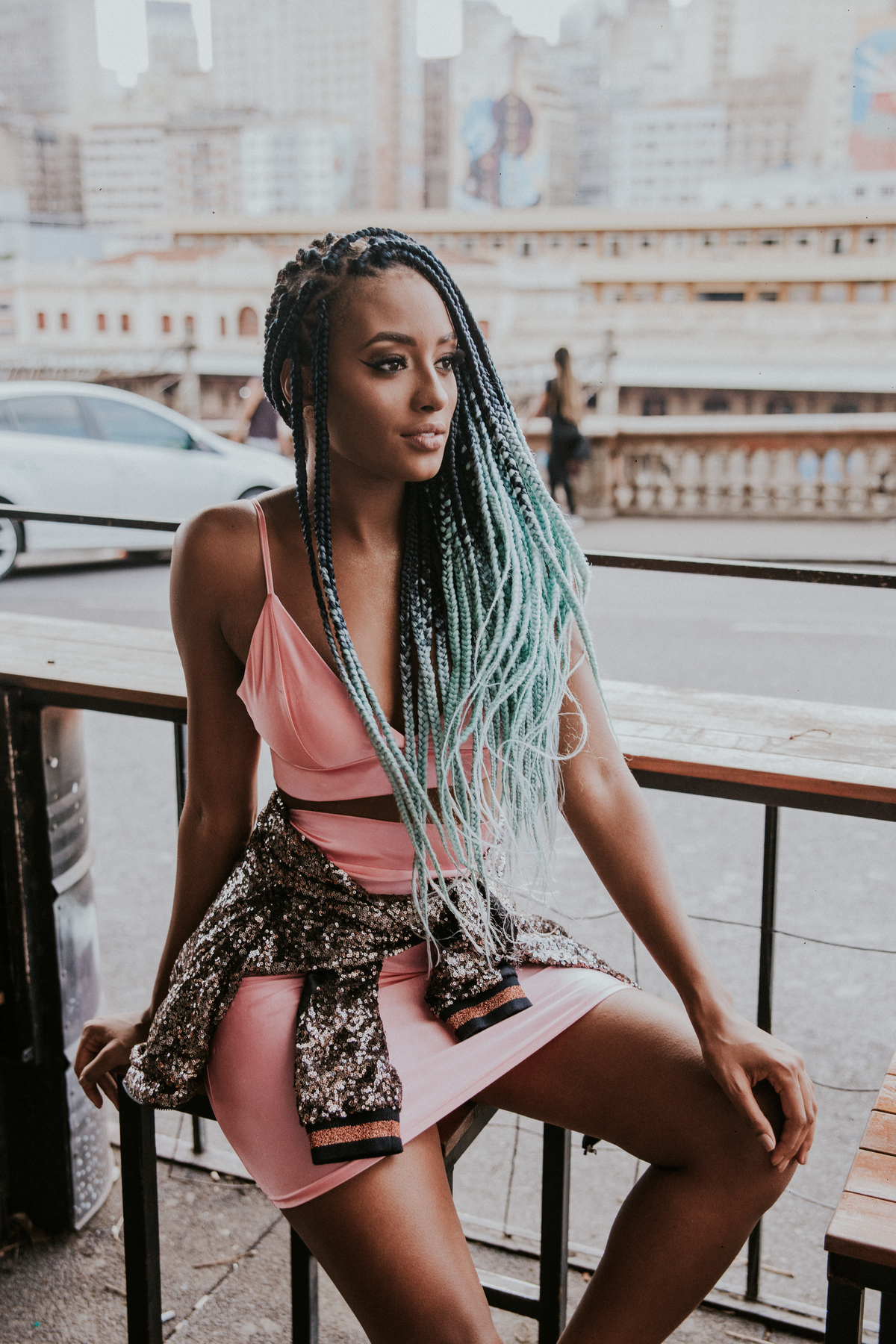 Ensaio feminino em belo horizonte estilo urbano e com tranças afro coloridas