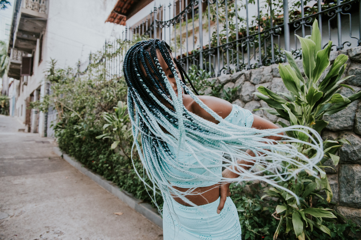 Ensaio feminino em belo horizonte estilo urbano e com tranças afro coloridas