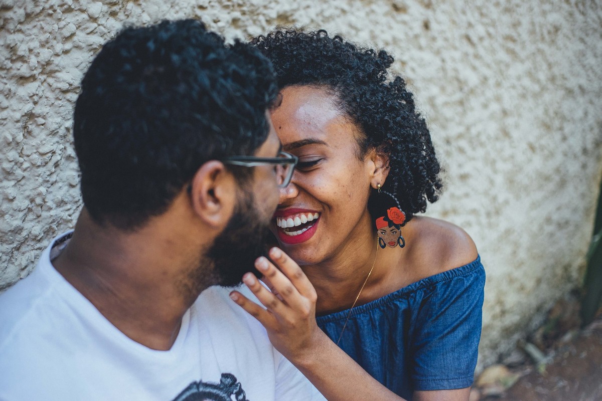 Noiva sorrindo e fazendo carinho na barba do noivo