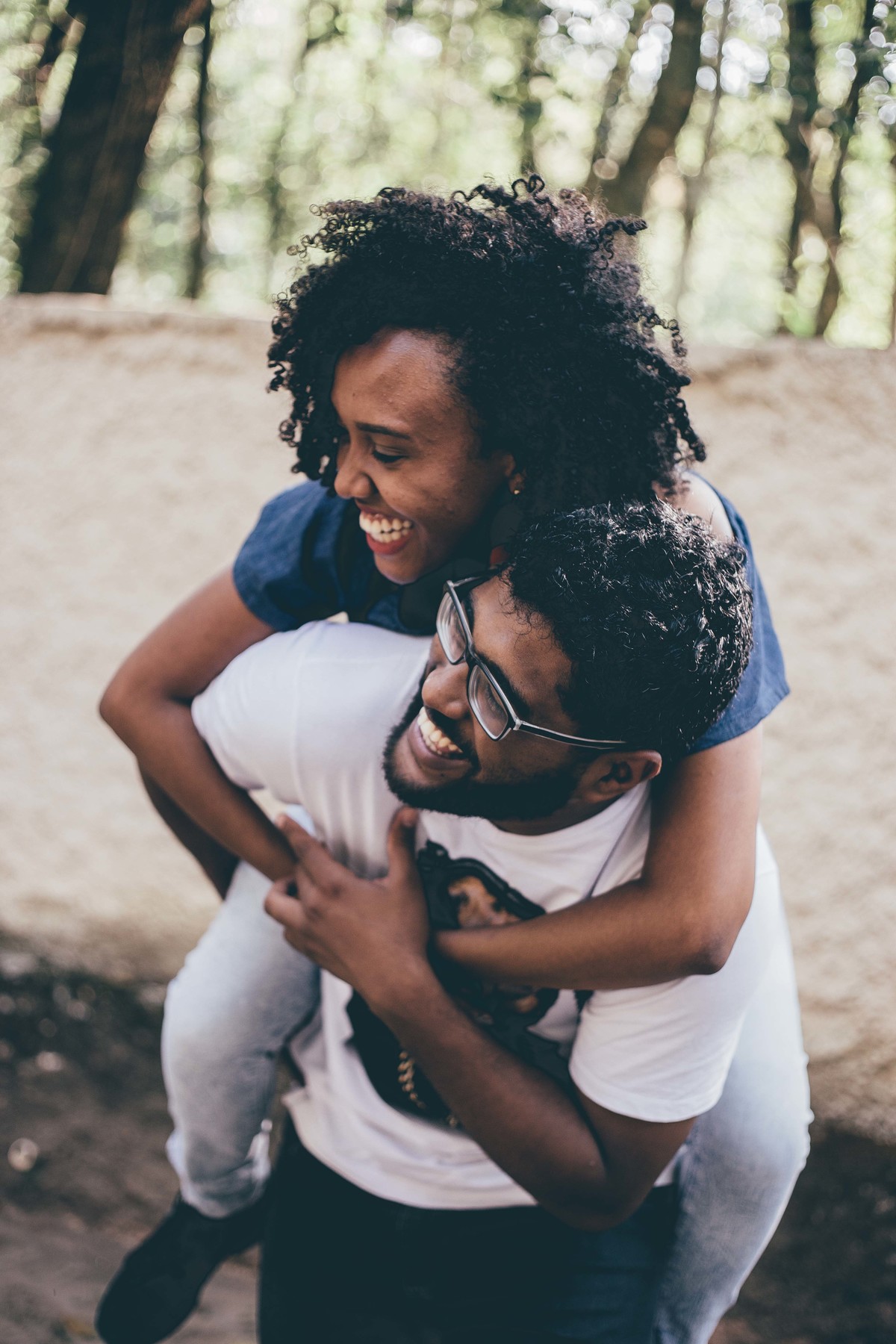 Noivo carregando a noiva de cavalinho se divertindo em uma fotografia de save the date criativa
