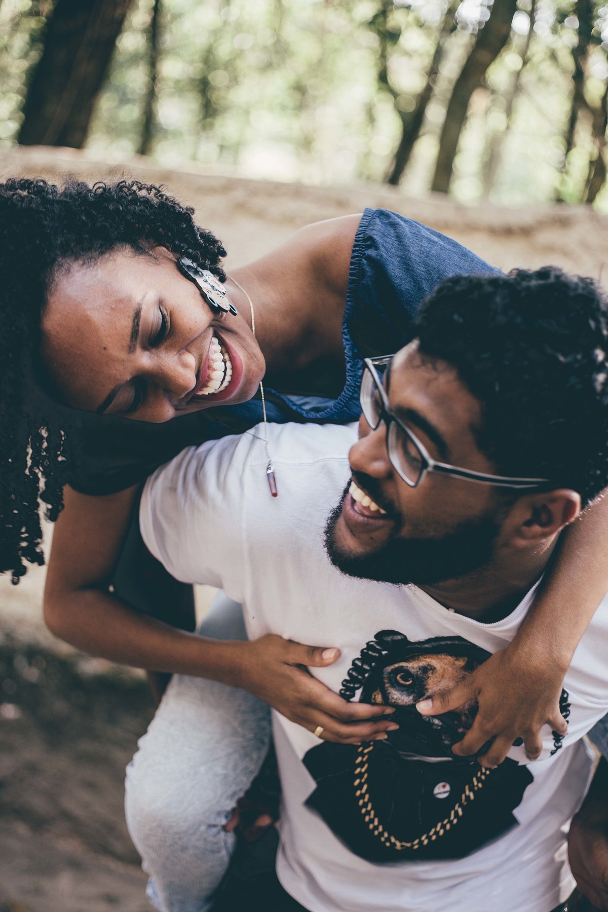 Noivos se olhando e brincando, ambos com um sorriso muito bonito