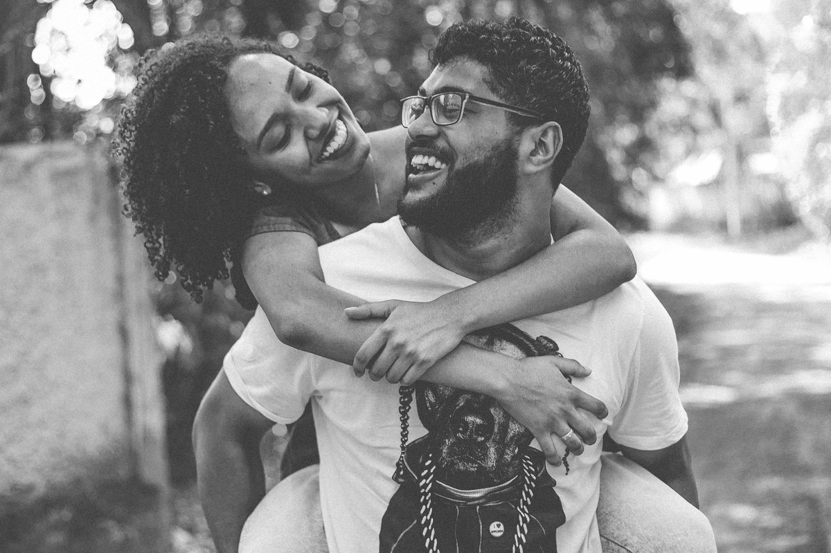 foto preta e branca de ensaio de casal em que os dois estão sorrindo