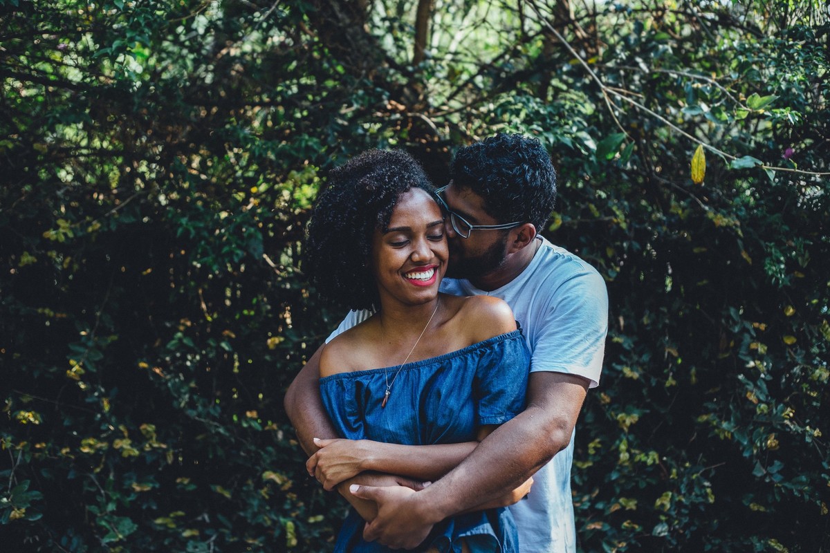 noivos abraçados e felizes