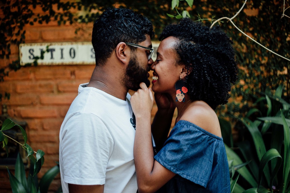 Casal olhando um para o outro e sorrindo