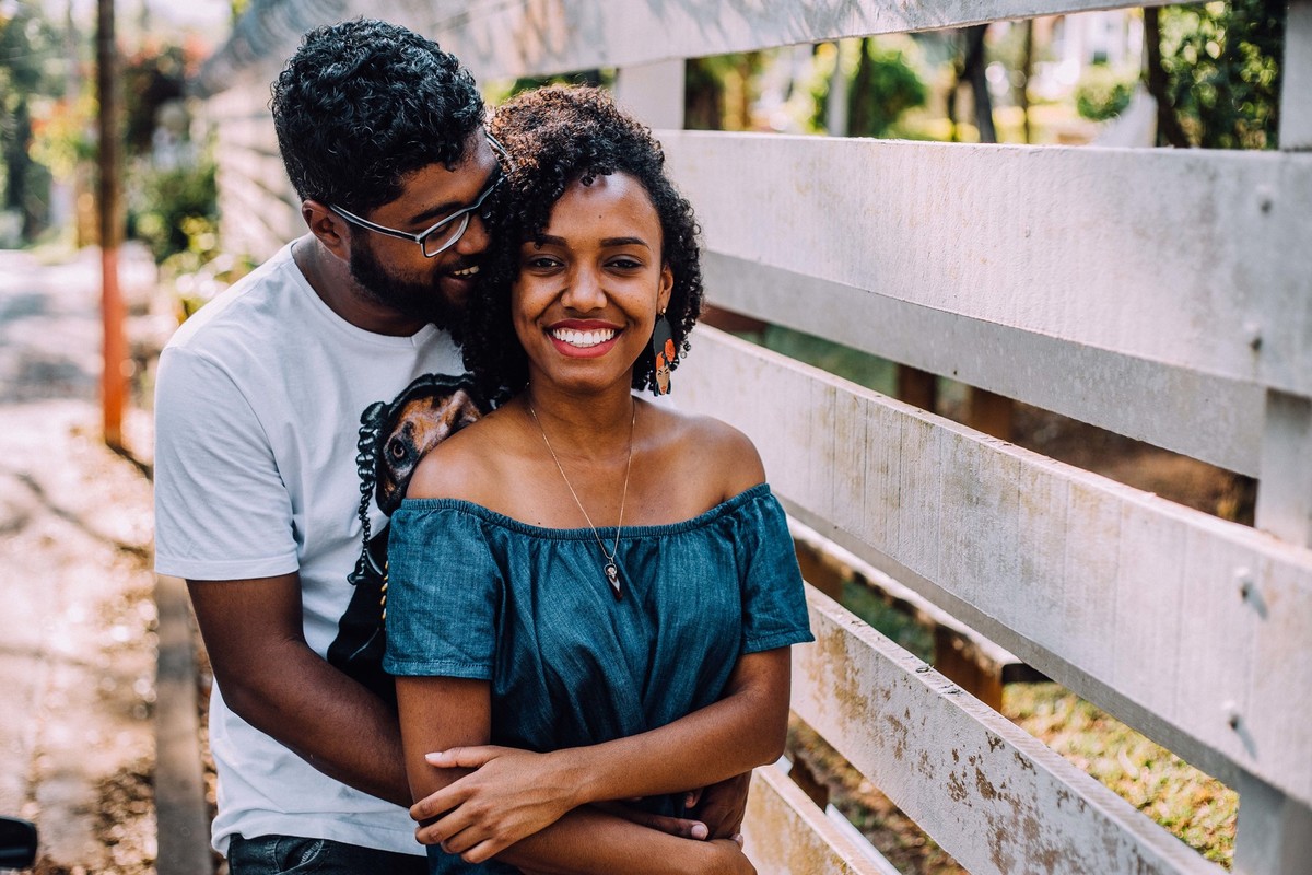 Retrato de casal sorrindo na rua