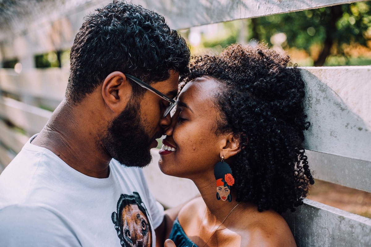 Noivos quase se beijando