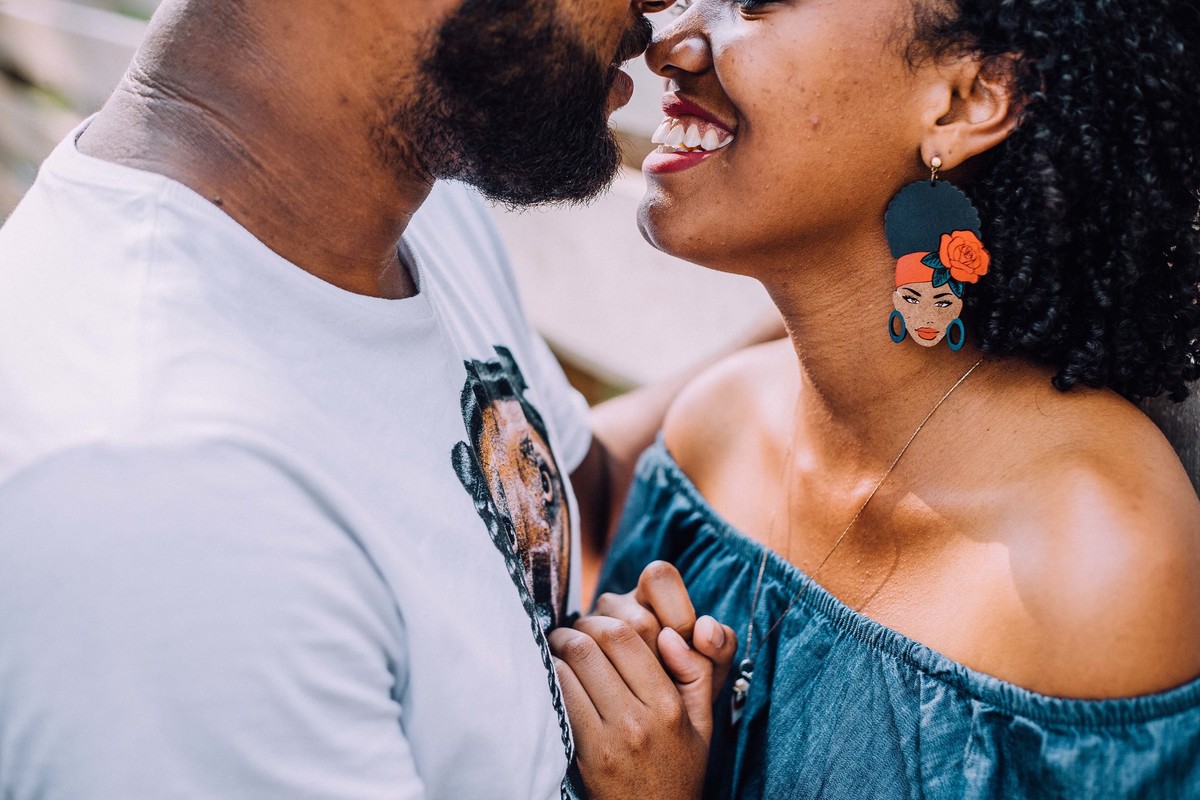 Foto criativa de save the date a noiva sorrindo para o noivo em uma abraço bem apertado