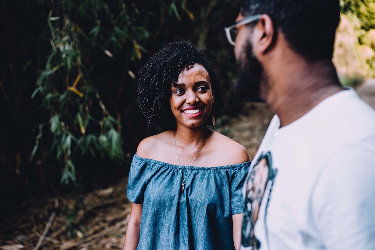 Noiva olhando cheio de amor para o noivo enquanto caminham pela rua