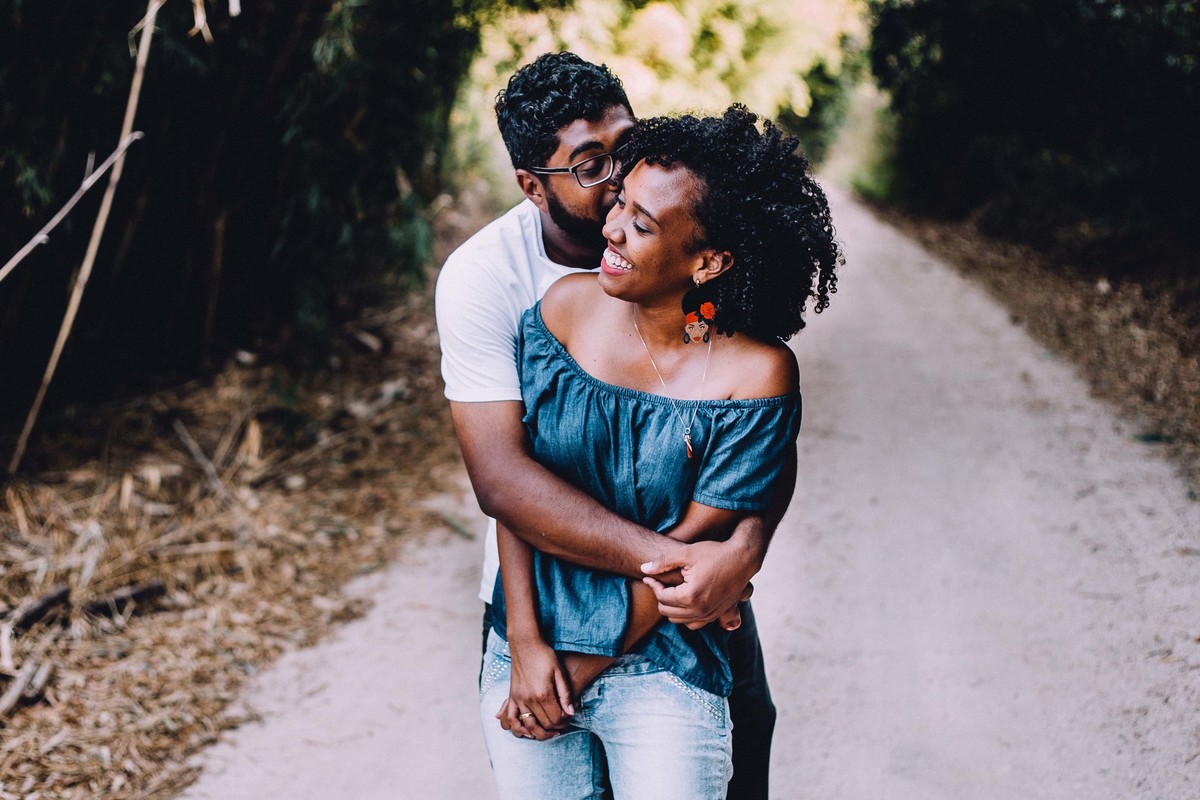 Abraço de urso e o noivo beija a noiva