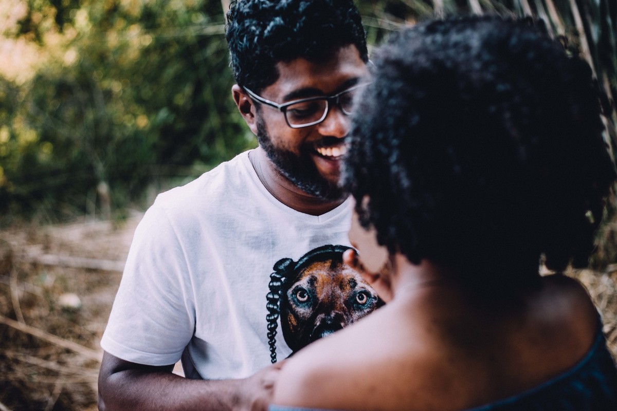 Noivo olhando para noiva e sorrindo para ela cheio de amor